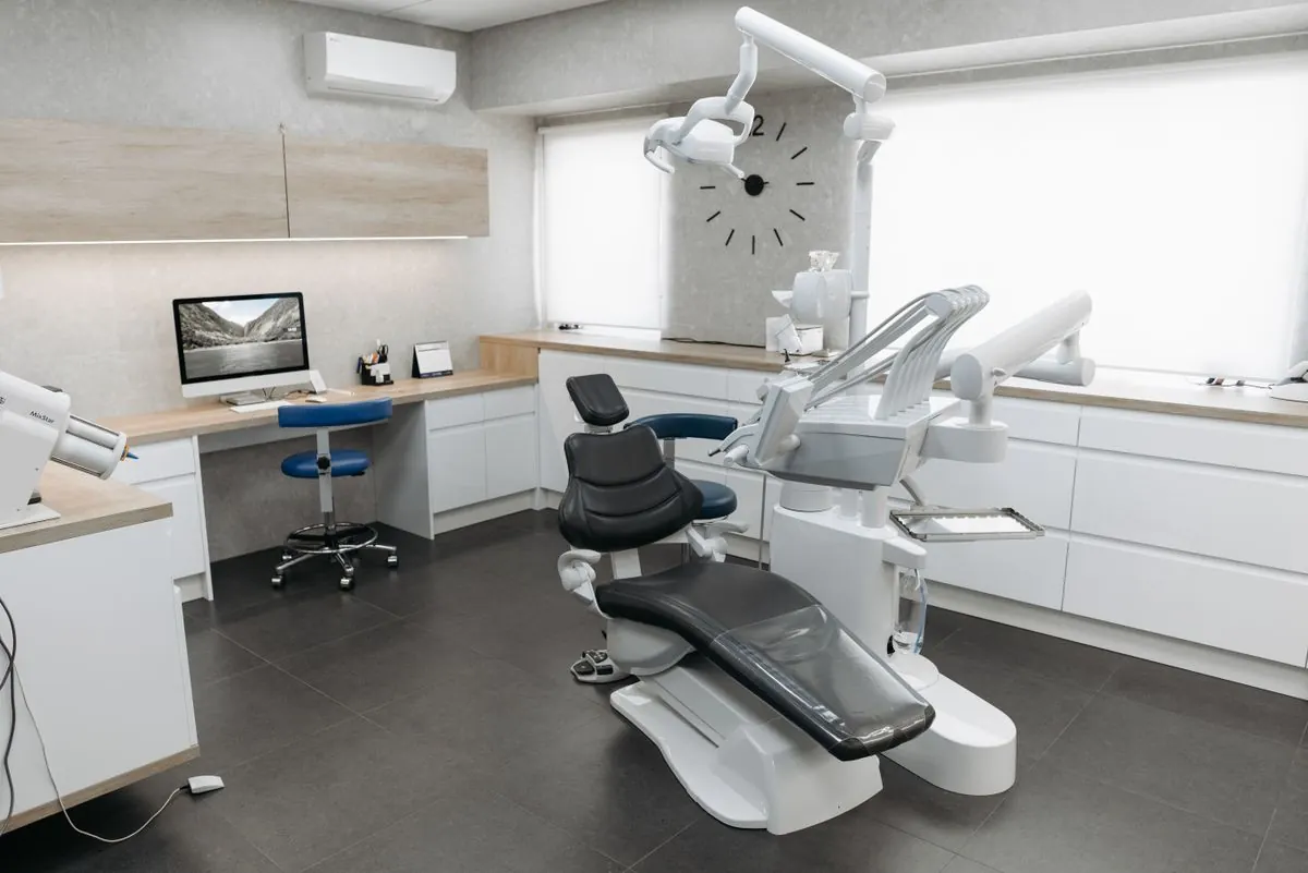 Aydınlık ve modern diş kliniği iç mekânı